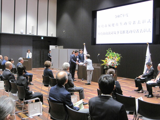 表彰する市長