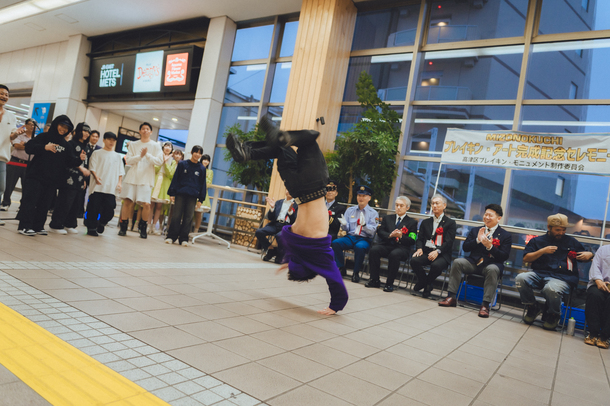 セレモニーでブレイキンを鑑賞する市長