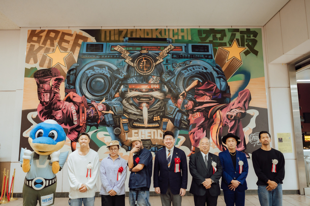 ミューラルアートと制作関係者との記念写真