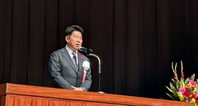 挨拶をする市長