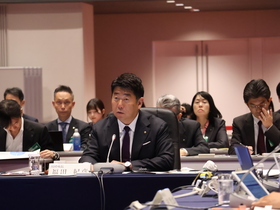 会議に臨む市長