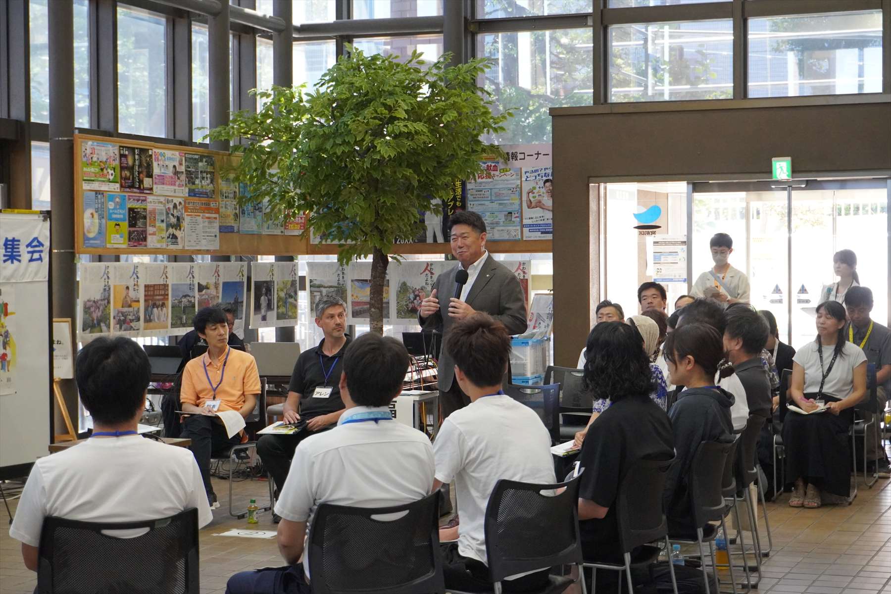 参加者と意見交換を行う市長 