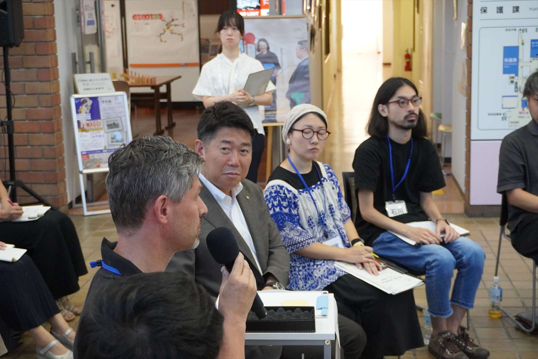 参加者の意見を聞く市長