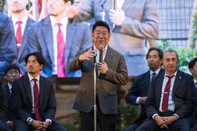 集まった参加者に挨拶をする市長