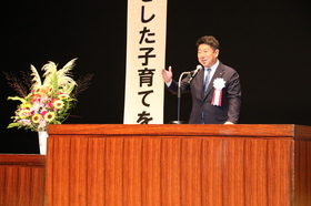 祝辞を述べる市長