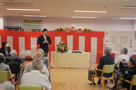 入居者の皆さまにお祝いを伝える市長
