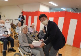 記念品をお渡しする市長