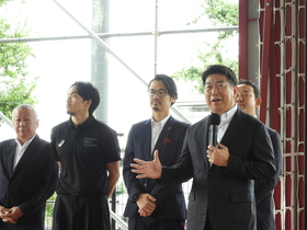 セレモニーで挨拶をする市長