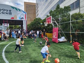 公園でバスケットボールをする子どもたち