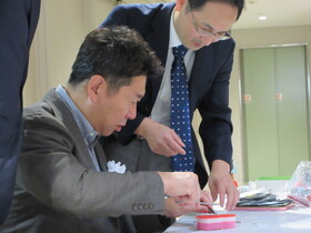 獣医師会による縫合体験をする市長