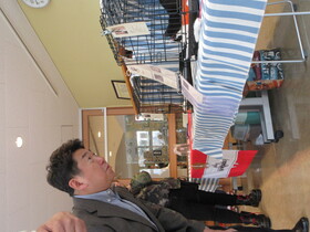 譲渡会の様子を見学する市長