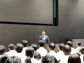 合格者説明会でメッセージを述べる市長