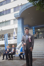 開会式で挨拶する市長