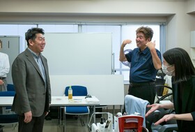 出展者のブースを見学する市長