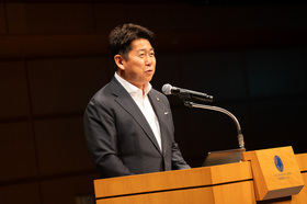 南渡田地区など臨海部について説明する市長