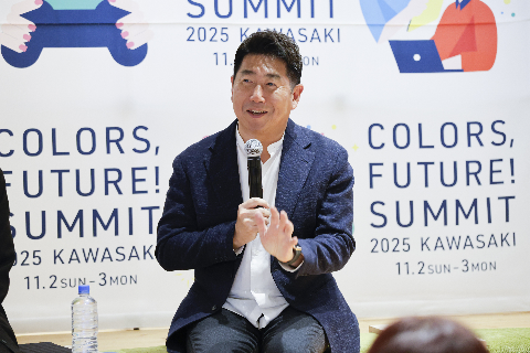 参加者と笑顔で言葉を交わす市長