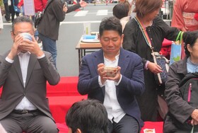 お抹茶体験教室でお抹茶をいただく市長