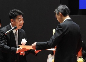 受賞者へ賞を贈呈