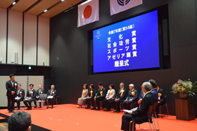 受賞者にお祝いの挨拶を述べる市長