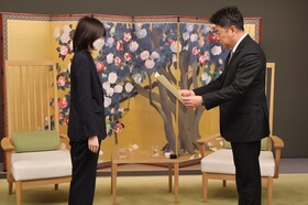 最優秀者を表彰する市長