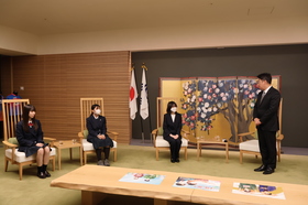 お祝いの言葉を贈る市長