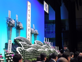 慰霊碑を前に式辞を述べる市長