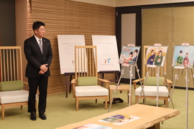 受賞作品の感想を述べる市長