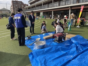 杉小学校で子ども向け防災体験を見学する市長