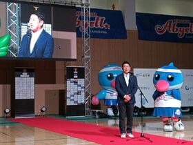 観客へ挨拶する市長