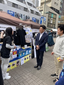 最新防災グッズの説明を受けている市長