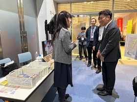 出展者と交流する市長