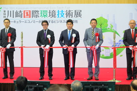 テープカットを行う市長