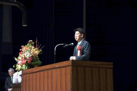 祝辞を述べる市長