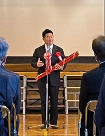 祝辞を述べる市長