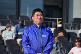 開会式であいさつする市長
