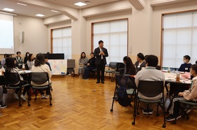 意見発表へのコメントを述べる市長