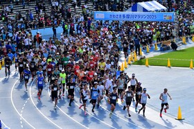 市長の号砲で一斉にスタートするランナー