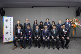 大賞の受賞者と市長