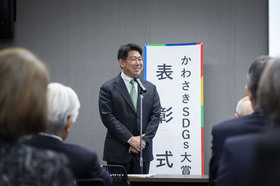 閉会挨拶を述べる市長