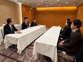 シンポジウムの登壇者と懇談する市長