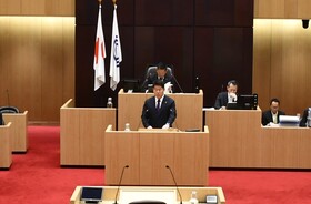 挨拶する市長