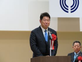 受賞者に対して祝辞を述べる市長