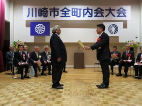 表彰状を贈呈する市長