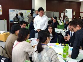 ワークショップに耳を傾ける市長