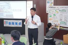 参加者と意見交換を行う市長