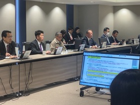 各局の担当者と積極的に議論を交わす市長