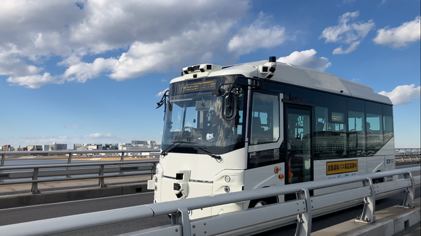 自動運転バスの画像