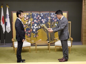 認定証を授与する市長