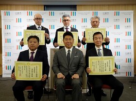 記者会見での市長との写真撮影