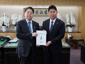 報告書を手渡す市長